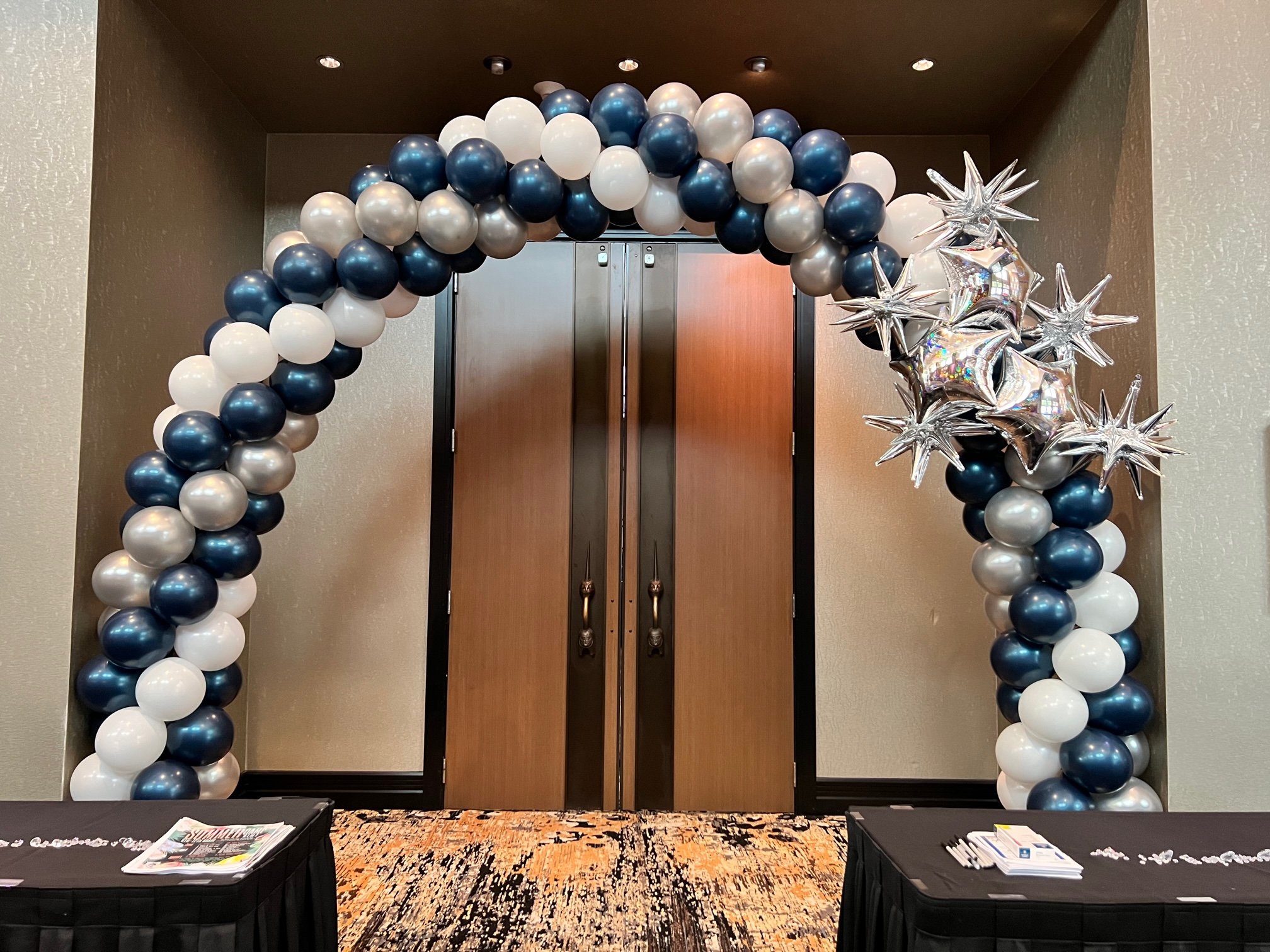 balloon arch navy white silver with starbursts